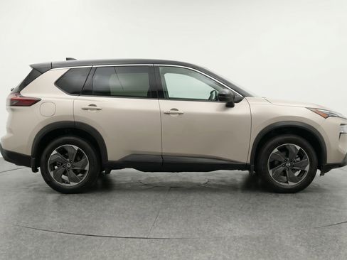 Used 2025 Nissan Rogue SV FWD image 11