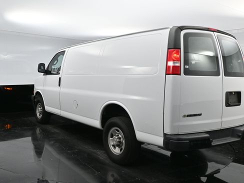 Used 2022 Chevrolet Express 2500 w/ Driver Convenience Package image 5