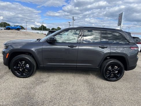 New 2025 Jeep Grand Cherokee Altitude image 2