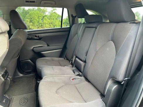 Used 2022 Toyota Highlander LE FWD image 15