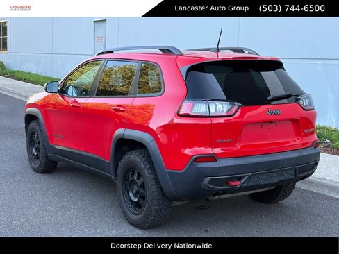 Used 2019 Jeep Cherokee Trailhawk AWD/4WD image 4