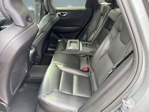 Used 2019 Volvo XC60 T5 Momentum w/ Premium Package FWD image 15