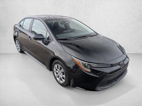Used 2025 Toyota Corolla LE image 3