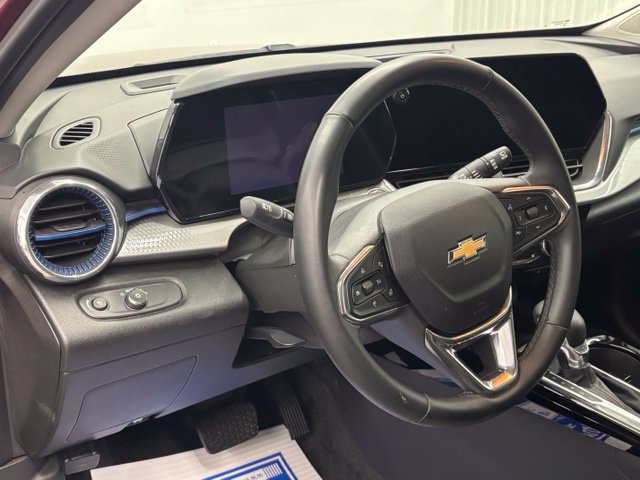 Used 2025 Chevrolet Trax LT w/ Sunroof Package FWD image 17
