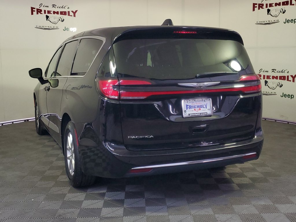 Used 2024 Chrysler Pacifica Touring-L FWD image 4