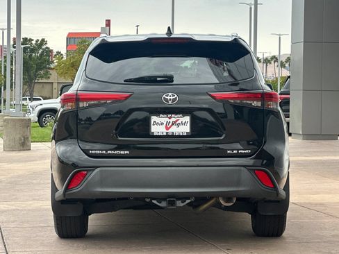 Used 2022 Toyota Highlander XLE AWD/4WD image 5