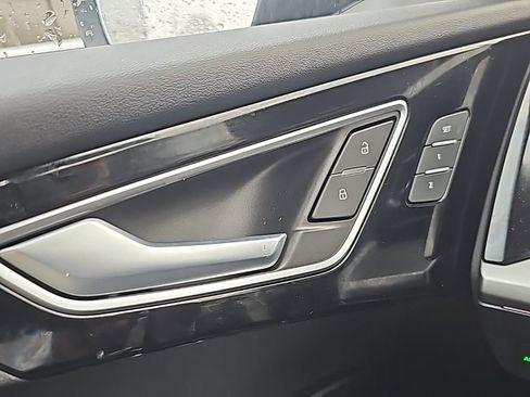 Used 2024 Audi Q4 e-tron Prestige image 9