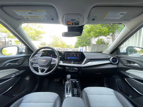 Used 2025 Chevrolet Trax LT w/ LT Convenience Package FWD image 29