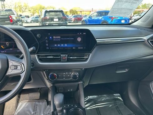 Used 2025 Chevrolet TrailBlazer LT image 3