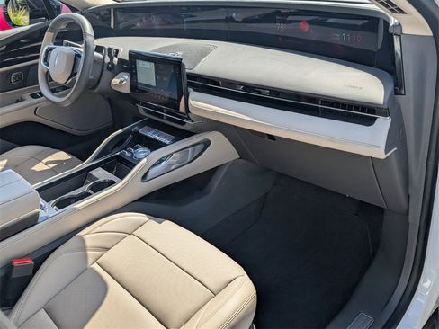 Used 2024 Lincoln Nautilus Premier image 15