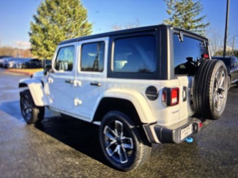 Used 2024 Jeep Wrangler Unlimited image 2