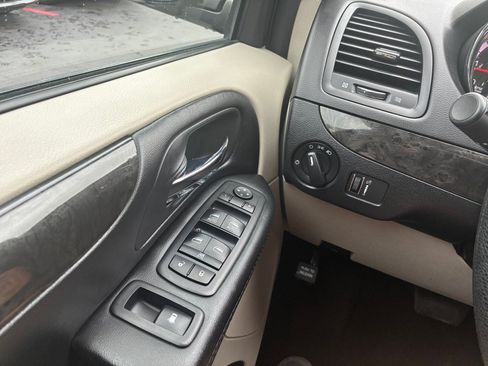Used 2019 Dodge Grand Caravan SE FWD image 23