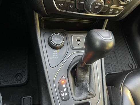 Used 2019 Jeep Cherokee Latitude Plus w/ Cold Weather Group image 18