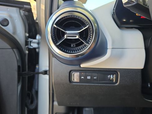 Used 2024 Chevrolet Equinox EV LT FWD image 18