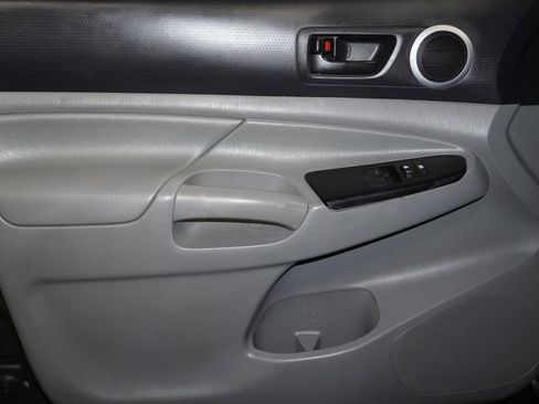 Used 2015 Toyota Tacoma 4x4 Access Cab V6 w/ TRD Sport Package image 17