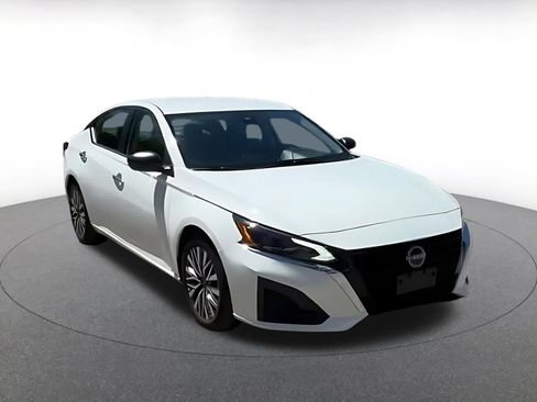 Used 2025 Nissan Altima 2.5 SV FWD image 3