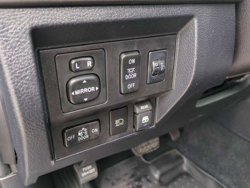 Used 2018 Toyota Tundra SR5 w/ SR5 Upgrade Package AWD/4WD image 34
