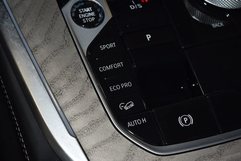 Used 2025 BMW X7 M60i AWD/4WD image 15
