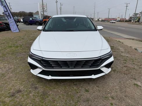 Used 2025 Hyundai Elantra SE image 2