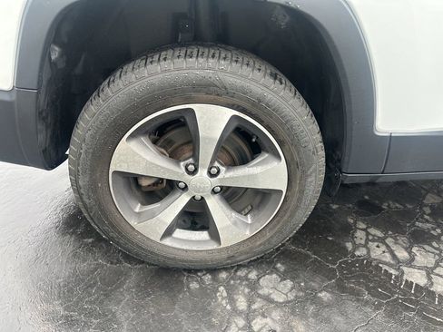 Used 2021 Jeep Cherokee Limited image 40