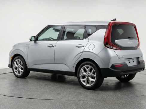 Used 2025 Kia Soul LX w/ LX Technology Package FWD image 6
