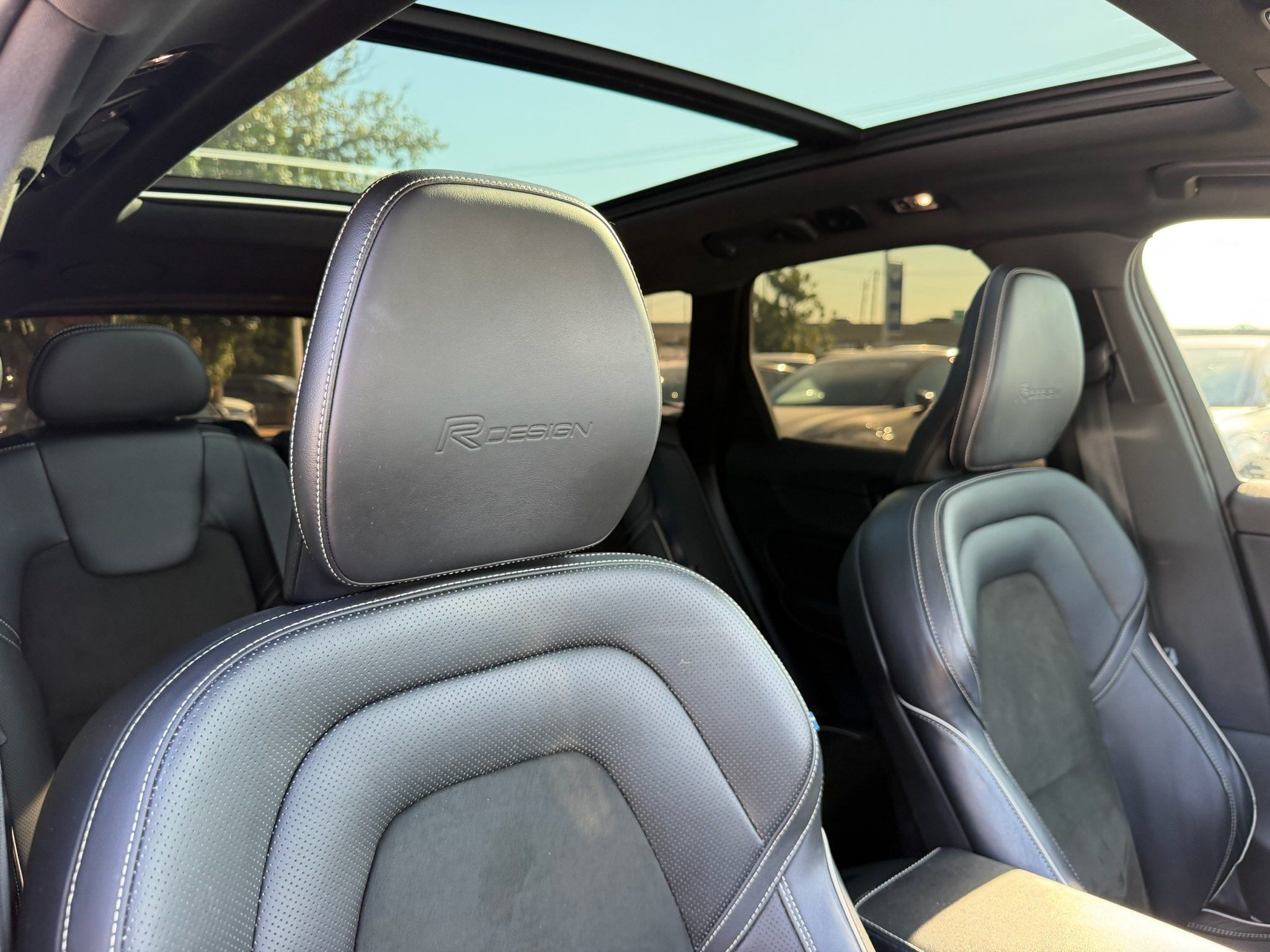 Used 2019 Volvo XC60 T5 R-Design w/ Protection Package Premier FWD image 11