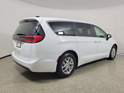 Used 2023 Chrysler Pacifica Touring-L FWD image 5