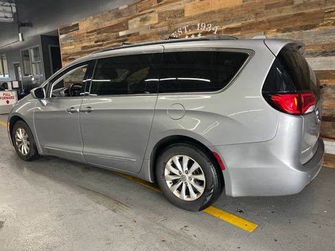 Used 2018 Chrysler Pacifica Touring-L Plus FWD image 5