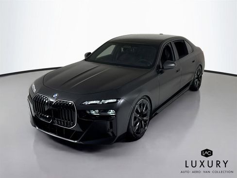 Used 2025 BMW 760i xDrive w/ Executive Package AWD/4WD image 4