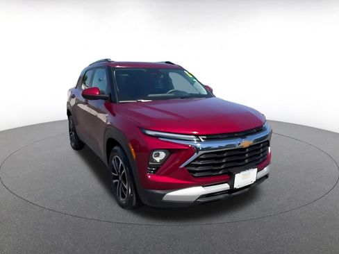 Used 2025 Chevrolet TrailBlazer LT FWD image 3