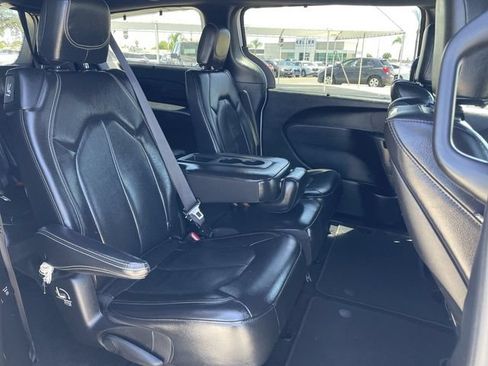 Used 2021 Chrysler Pacifica Touring-L w/ Uconnect Theater Family Group FWD image 27