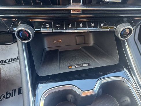 Used 2025 Chevrolet Traverse LT image 34