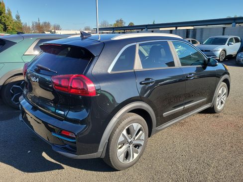Used 2022 Kia Niro EX image 4