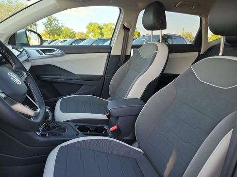 New 2026 Volkswagen Taos SE FWD image 21