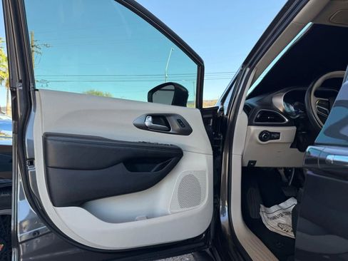 Used 2017 Chrysler Pacifica Limited w/ UConnect Theater Package image 38