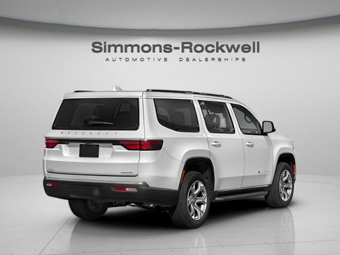 Used 2023 Jeep Wagoneer 4WD w/ Premium Group I image 2