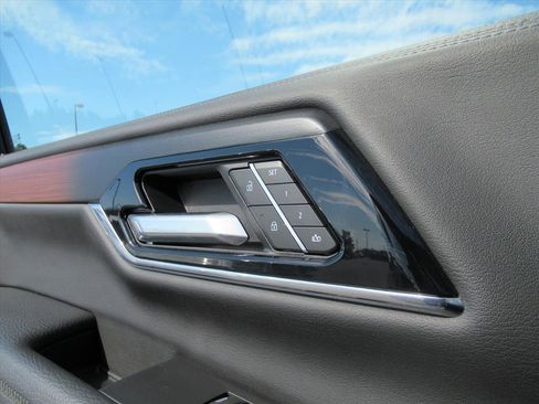 Used 2025 GMC Yukon XL Denali image 28