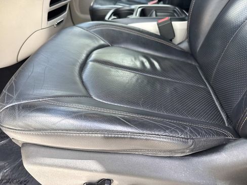 Used 2018 Chrysler Pacifica Touring-L w/ Tire & Wheel Group FWD image 25
