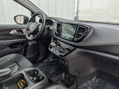 Used 2021 Chrysler Pacifica Touring-L w/ Uconnect Theater Family Group image 31
