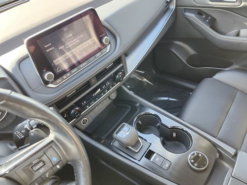 Used 2023 Nissan Rogue SV w/ SV Premium B Package image 32