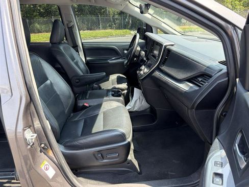Used 2019 Toyota Sienna SE FWD image 14