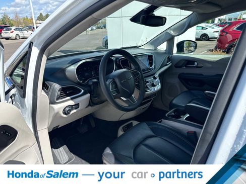 Used 2024 Chrysler Pacifica Select image 2