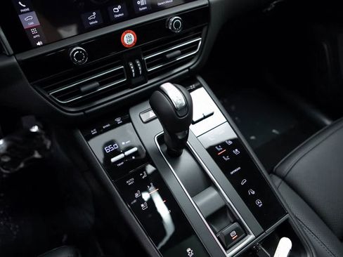 Certified 2025 Porsche Macan image 16