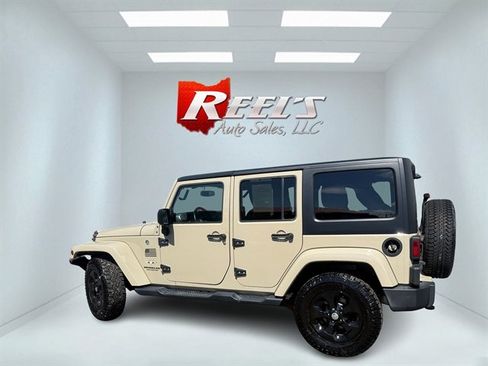 Used 2017 Jeep Wrangler Unlimited Sahara w/ Connectivity Group AWD/4WD image 30