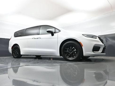Used 2023 Chrysler Pacifica Touring-L FWD image 49