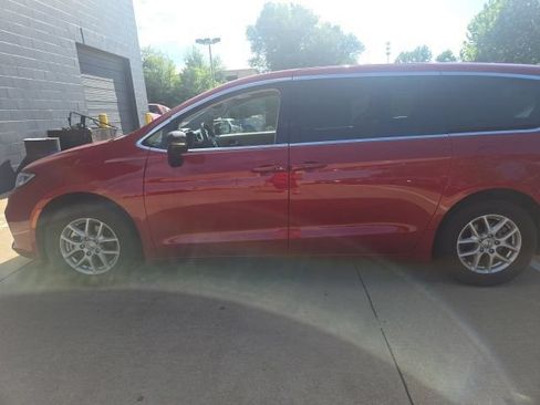 Used 2024 Chrysler Pacifica Touring-L FWD image 8
