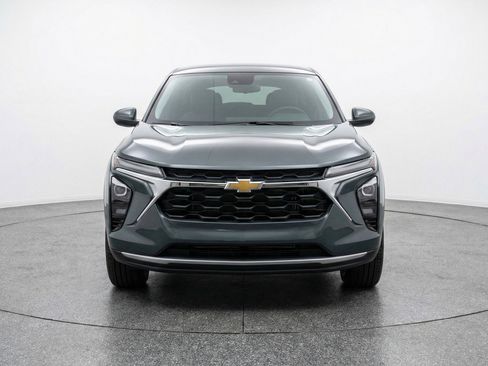 Used 2025 Chevrolet Trax LT FWD image 2