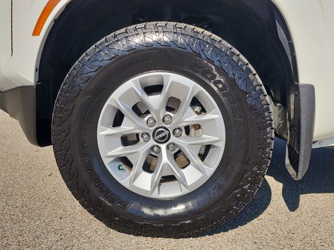 Used 2024 Nissan Frontier SV w/ Tow Package image 9