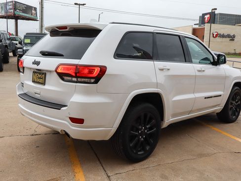 Used 2022 Jeep Grand Cherokee Laredo X AWD/4WD image 5