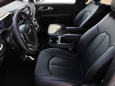 Used 2025 Chrysler Pacifica Select FWD image 15